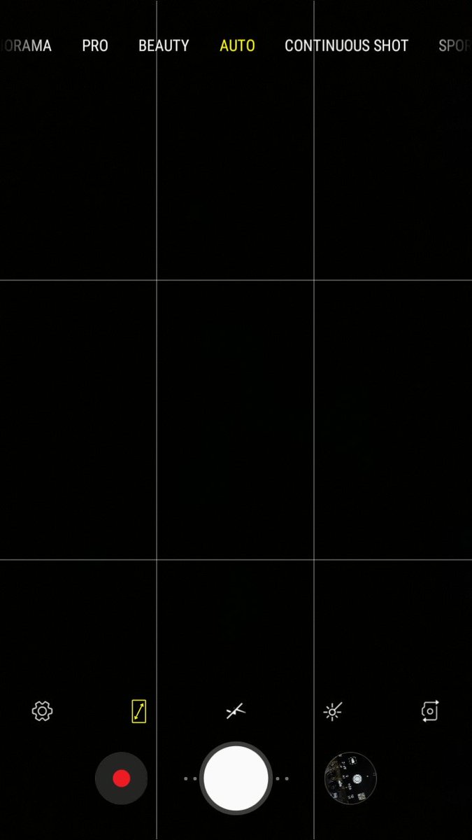 amleeeyy's tweet image. TIPS FOTO BAGUS PAKE ANDROID 🤳
1. Garis Bantu.
Ini juga termasuk salah satu dasar fotografi yang penting banget. Mau masih amatir/pro, pasti fotografer masih pake ini. Di kamera dan di hp ada kok. Gunanya apa? Untuk nentuin gambar kalian lurus/nggak.