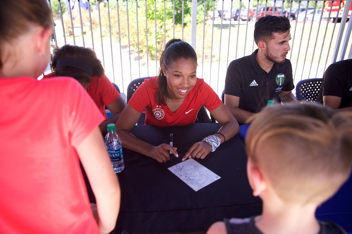 Want autographs? Retweet for a chance to win a post game autograph session with some of our Thorns!

#PORvCHI | #BAONPDX