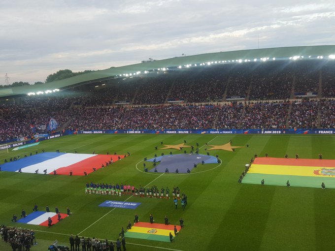 Inicio del Francia-Bolivia en el que se ha homenajeado a Reyes.