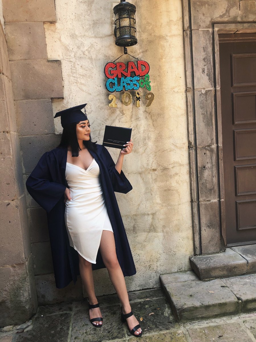 MariaKLemus's tweet photo. I did it! 🎓 #Classof2019 https://t.co/wDwQ9yOXOC