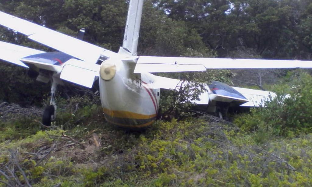 DolarToday's tweet photo. El avión de INAC se estrella en Los Roques cuando procedía a aterrizar para buscar al presidente del inac que estaba pasando el fin de semana en los roques, para ellos si hay gasolina de avión https://t.co/y26NPqEf2n