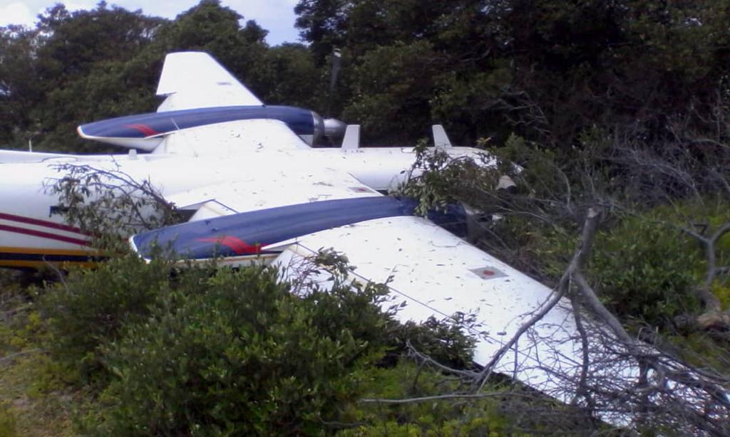 DolarToday's tweet photo. El avión de INAC se estrella en Los Roques cuando procedía a aterrizar para buscar al presidente del inac que estaba pasando el fin de semana en los roques, para ellos si hay gasolina de avión https://t.co/y26NPqEf2n