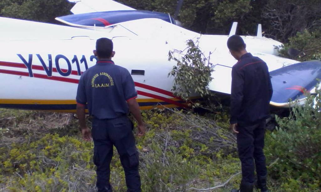 DolarToday's tweet photo. El avión de INAC se estrella en Los Roques cuando procedía a aterrizar para buscar al presidente del inac que estaba pasando el fin de semana en los roques, para ellos si hay gasolina de avión https://t.co/y26NPqEf2n