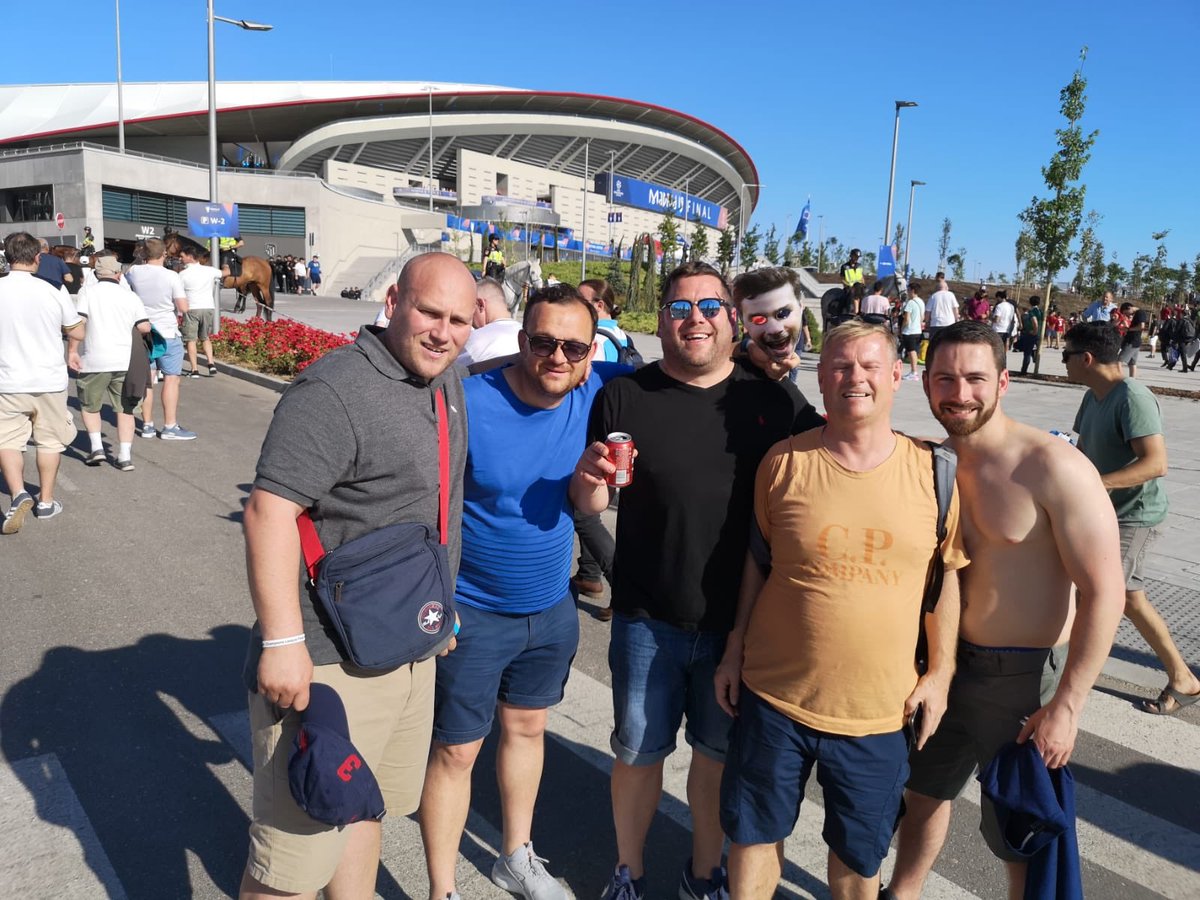 Billytheyid70's tweet photo. Outside the ground last night #COYS #THFCvLFC https://t.co/G8FvsQKlS1