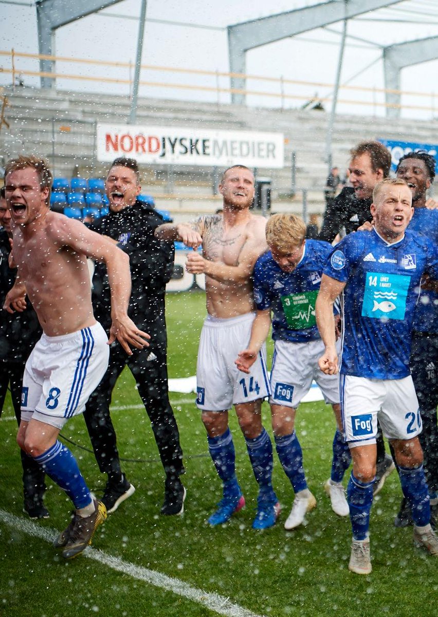FutbolOhyeah's tweet photo. #marcussen #dinamarca #futbolista #hotfootballers #morbo #shirtless #campeon https://t.co/3GBQX0Tllt