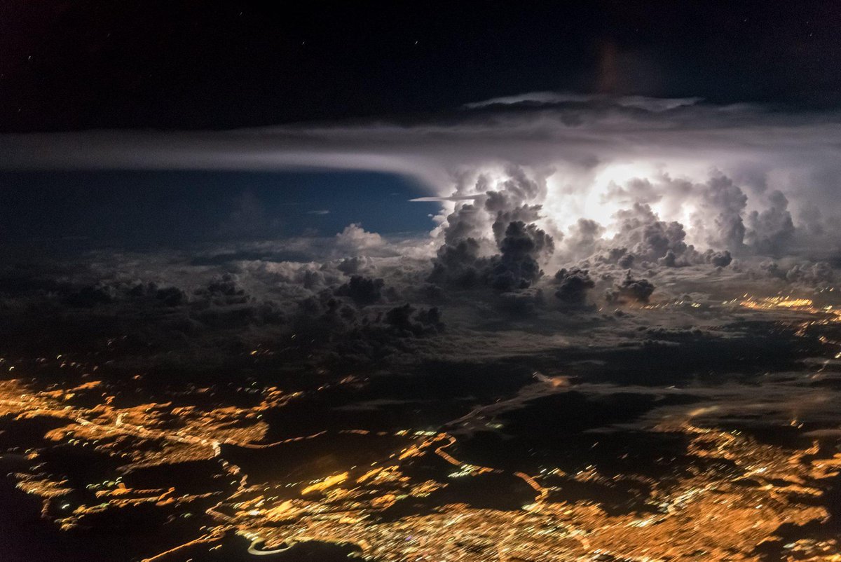 severeweatherEU's tweet photo. Exceptional view of a thunderstorm from a cockpit of an plane! Just one of many brilliant photos by Santiago Borja Photography! https://t.co/5Y654IjB5B