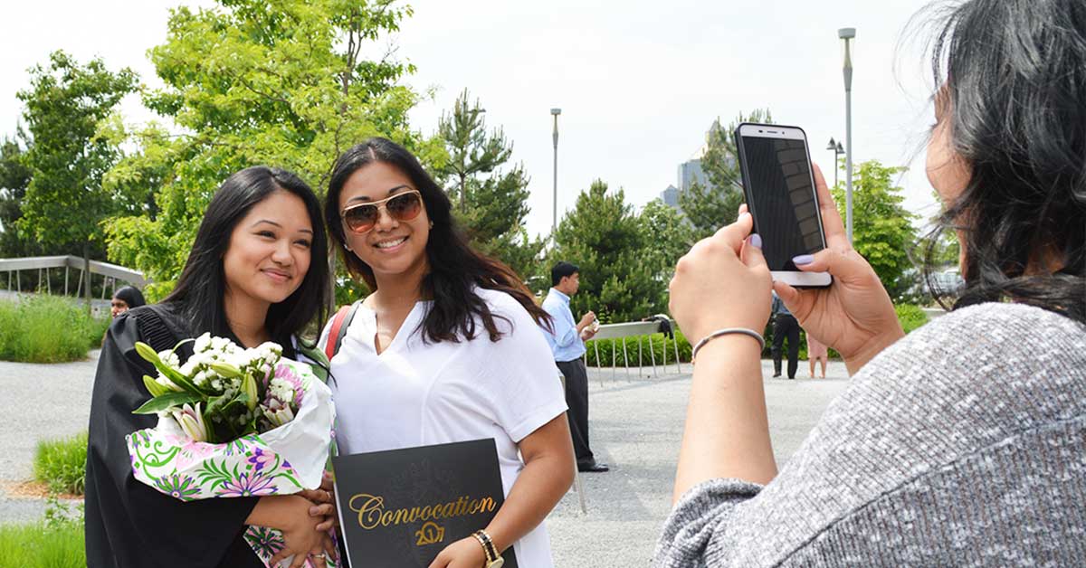 CentennialEDU's tweet photo. #ConvocationTips for #CentennialGrad’s 🎓:
Take lots of pre-ceremony pics in the courtyard (and post-ceremony too)! It's a big day, so smile for the cameras 📸, these memories will last a lifetime. 👉 https://t.co/uKuPdvpsfQ https://t.co/GdESGDiBir