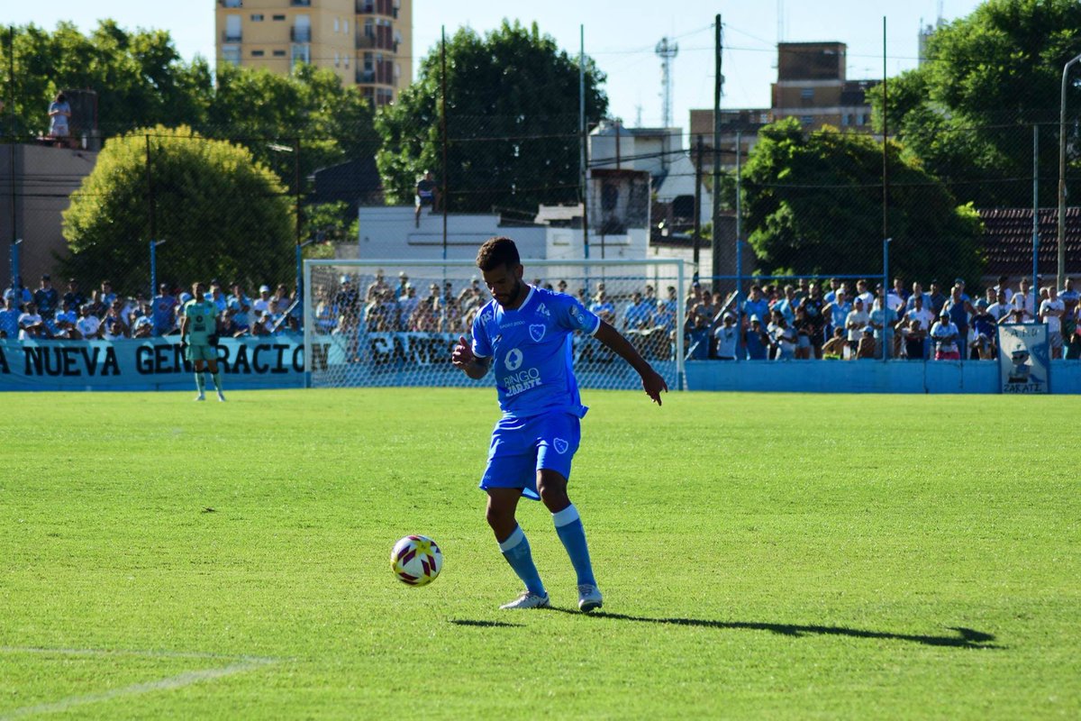 caduoficialok's tweet photo. #Fútbol ⚽️🔵 #Continuidades
Los jugadores Juan Figueroa, Arturo Ordano, Alfredo Resler y Damián López Samaniego continuarán en Defensores Unidos.
#VamosCeleste https://t.co/JsT2PQ1L0O