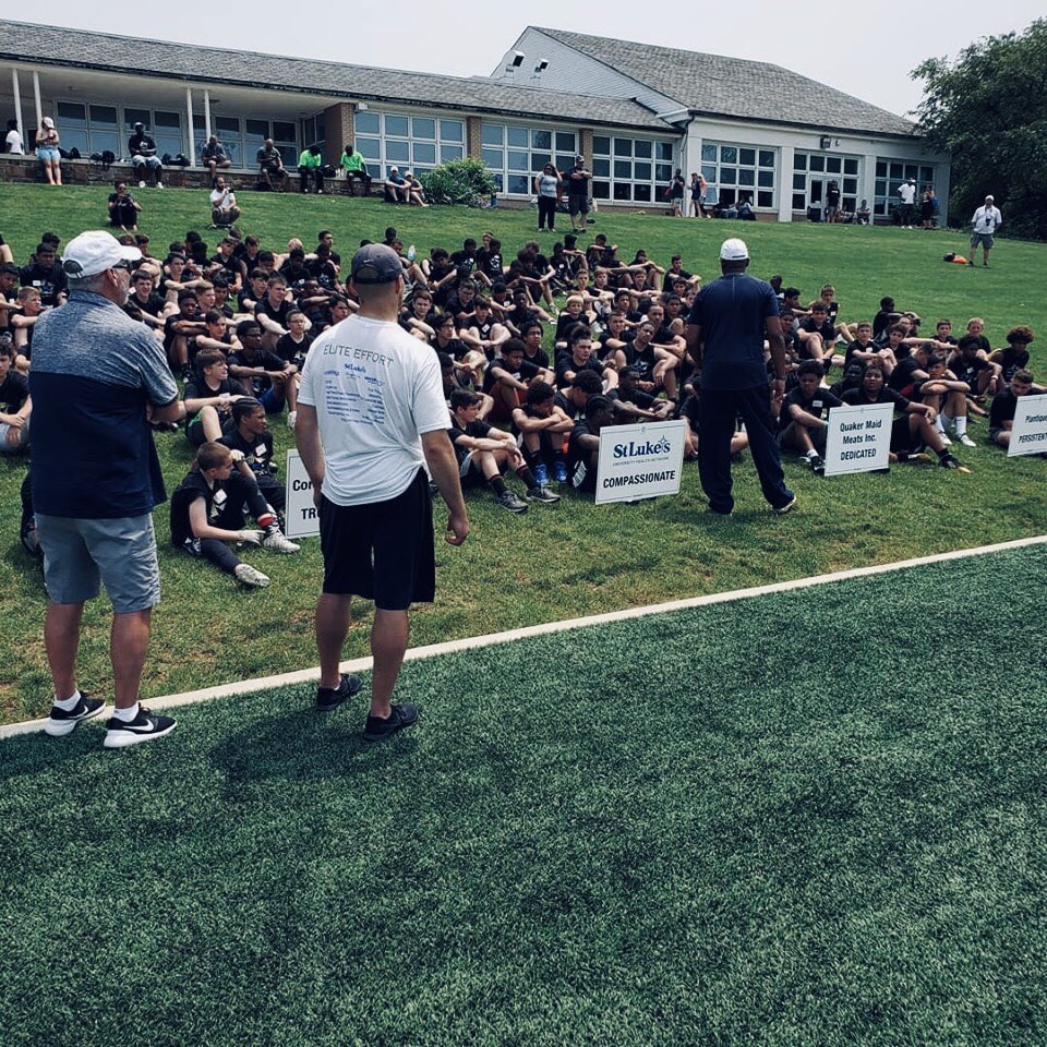 FiveStarHeart's tweet photo. @NavyFB OC Ivin Jasper talks the “tracks” & potential to 230 middle school 🏈 players at @FiveStarHeart Combine of Life 🏈 Clinic yesterday. We provide elite football instruction & always a message beyond the game. #ELITEEFFORT #5STARHEART @mystukes💪@NFBrotherhood BUILT https://t.co/VijFYgpBXX