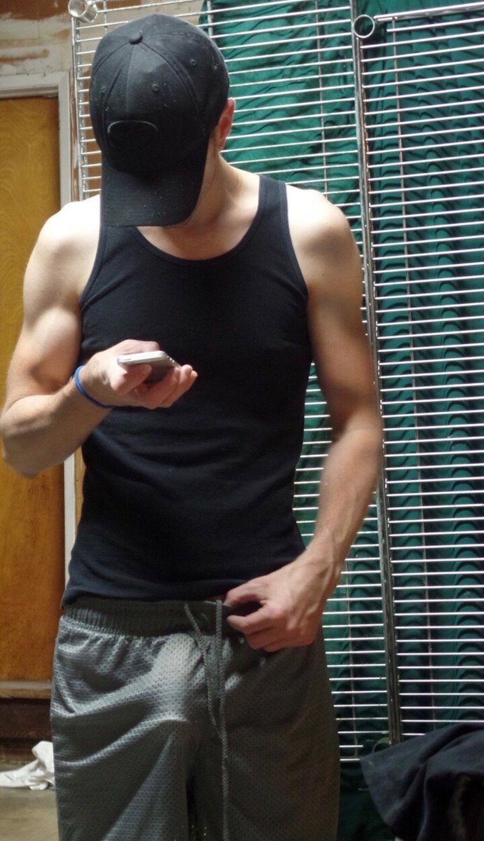 Freeballwales1's tweet photo. #freeball #bulge #bulto #bulgetastic #vpl #malevpl #cockhead #horny #hotguy #musclegay #gayeyecandy #bigcock https://t.co/aAp7s7bly7
