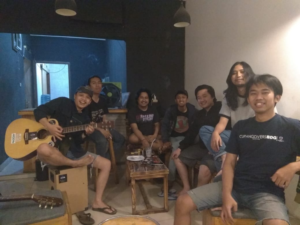 nuraliftaufik's tweet photo. Gara- gara si gara- gara

Gara-gara skripsi,  kami dipecah belah
Gara-gara jarak,  kami dipisahkan
Gara-gara rindu,  kami dipersatukan https://t.co/RcyHUoqWAr