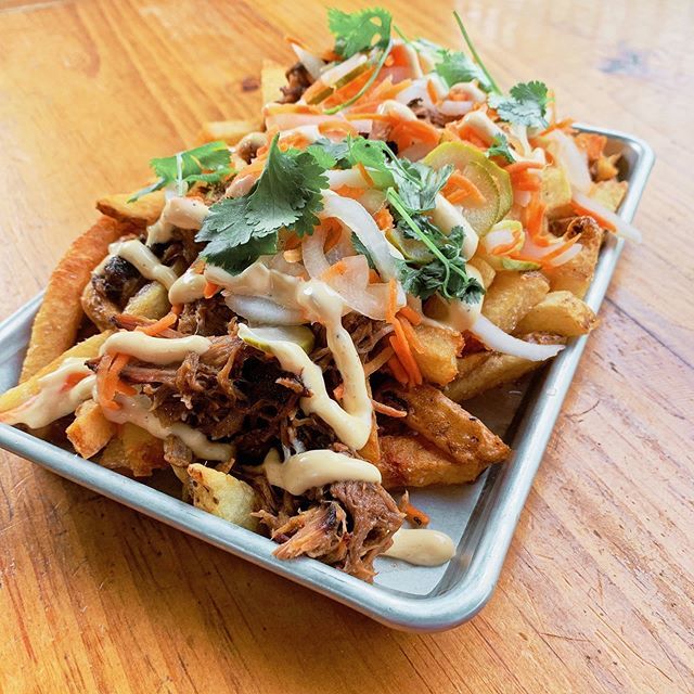 “Banh Mi” inspired LOADED FRIES
👉 our hand cut fries topped with pulled pork drenched in our vietnamese sauce, pickled carrot, cucumber, + daikon, with a bit of lemon chili aioli
On the menu until Weds 6/5
_
#loadedfries #handcutfries #bbq #bluebirdb… instagram.com/p/ByOD2HOhjmR/