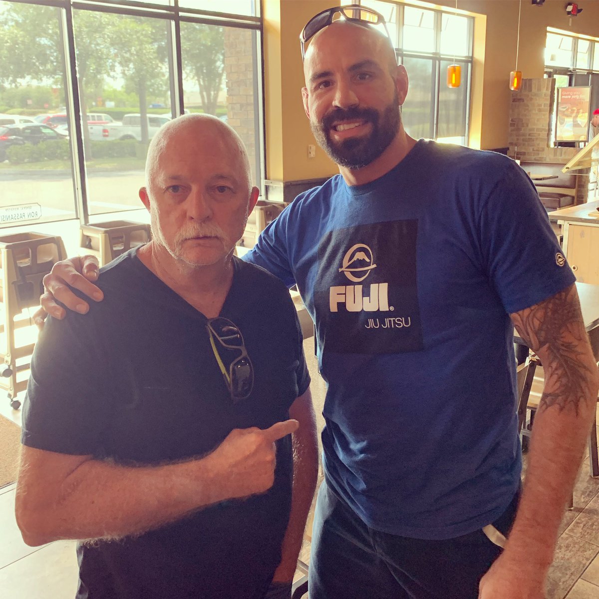 Bcckpsck's tweet photo. Lunch with the #Legend himself #BobbyRobare π
#MejiroGym #DutchKickboxing πͺ
Me and this man have been through so much over the years. #FightFamily π€ https://t.co/xzWMlO7wkl