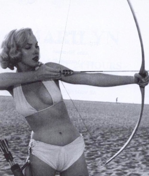 Marilyn Monroe tries archery. Photo by Anthony Beauchamp, 1951
#MarilynMonroe #VintageBeauties #Retro #Art