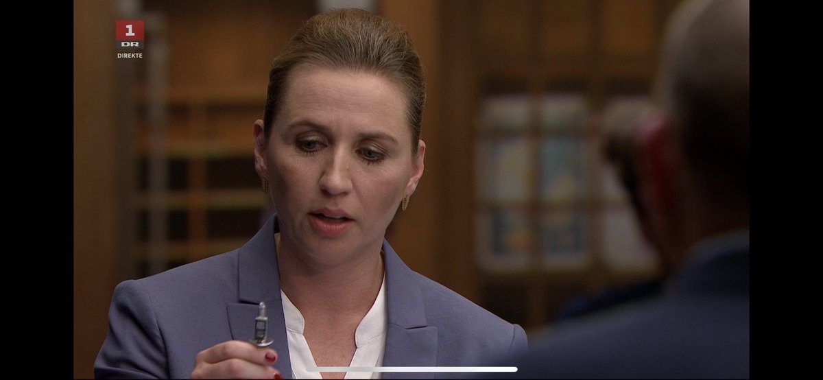 PernilleLJa's tweet photo. Mette F “.. det er .. sådan en ting .. til ind i lyset når man tænder .... bilen .... “ 
Tak til Mette Frederiksen for at gøre denne debat mindeværdig og et lille tip til @Spolitik - fortæl lige hvad det er næste gang inden i stikker det i lommen på hende 💡💡 
#dkpol #fv19 https://t.co/5U7Ub1GK6g