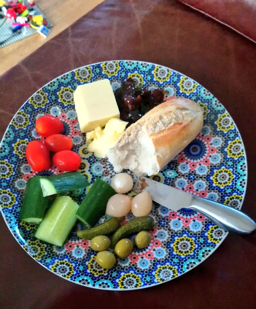 eleeeyeeleh's tweet photo. Mousetrap and fresh baked bread. 
This has about 6 ingredients too many to be a proper #Sundaynighttea https://t.co/4UF6Dt17Tu