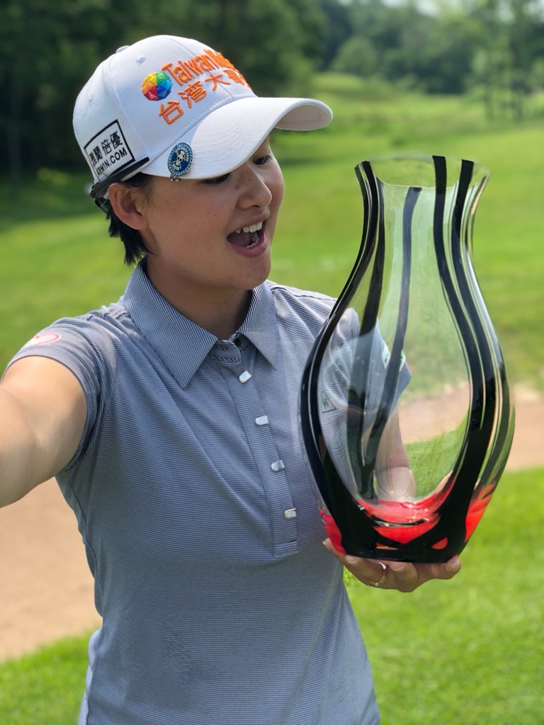 EpsonTour's tweet photo. 2019 Valley Forge Invitational CHAMPION @min_minlee π #VFInvite #Road2LPGA #DriveOn #WinnerSelfie https://t.co/L5UpjsKNbf