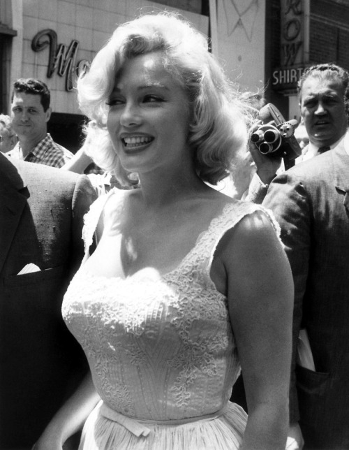 Marilyn Monroe at the opening of the Time-Life Building in New York, 1957. 😍
#MarilynMonroe #VintageBeauties #photography