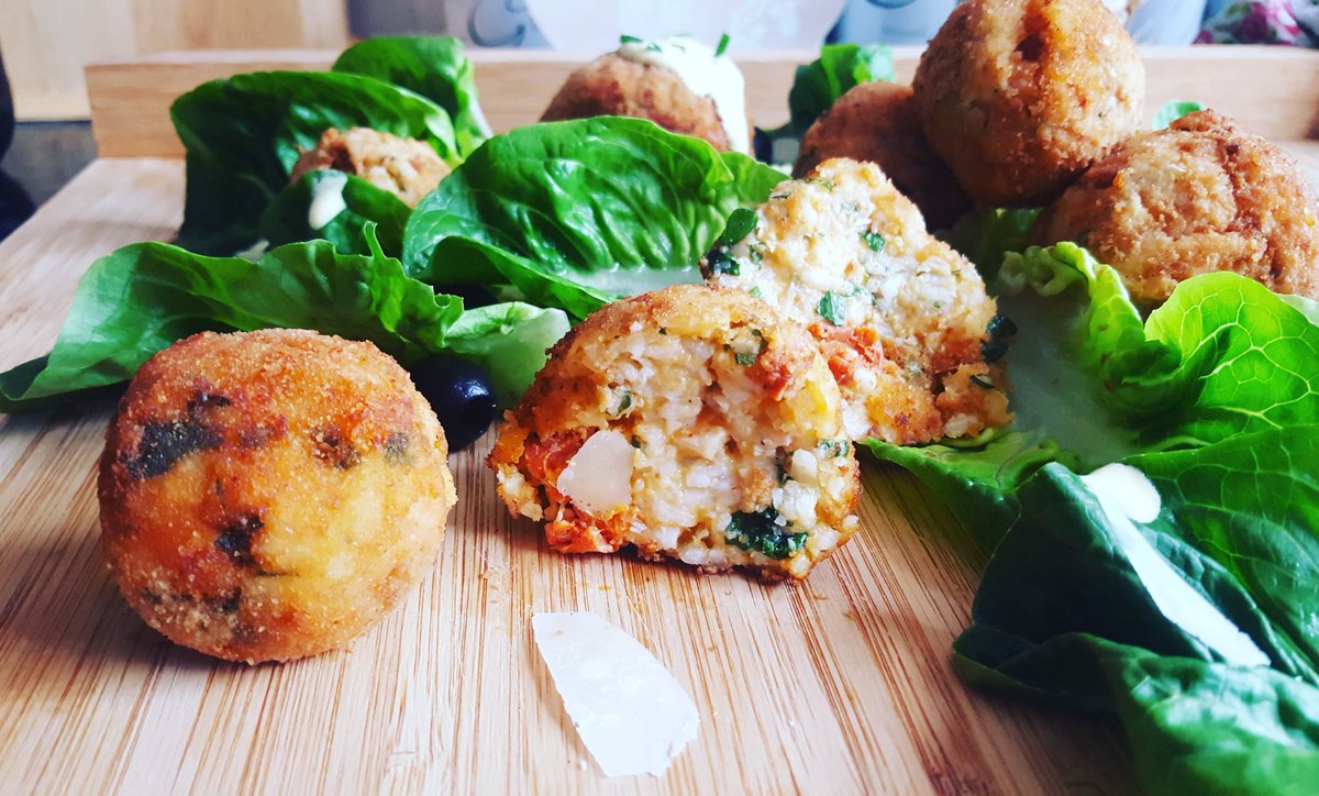 pogoda80's tweet photo. Chorizo and Chicken Arancini😀😀😀😀😀#chorizo #chicken #arancini #deliciousfood #foodblogger @cooktoknow #salad #parmigiano #italianfood #risotto https://t.co/b7Vn0BJgSm