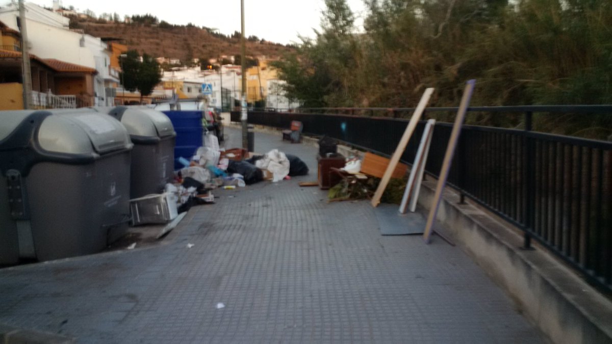 MalagaPor's tweet photo. @MalagaPor @BarriosMalaga @AscoMalaga @malaga @MLG_nofunciona @serdemalaga @BasuraEsBasura @pacodelatorrep @CenacheroCabrea @apadrina1mueble @OrgullodeMalaga @MalagaSucia @QuejasMalaga @CuidameMalaga @nofuncionaMLG @AquiMalaga 

Puerto de la Torre ... ahora mismo! https://t.co/sdSkJmfqOa