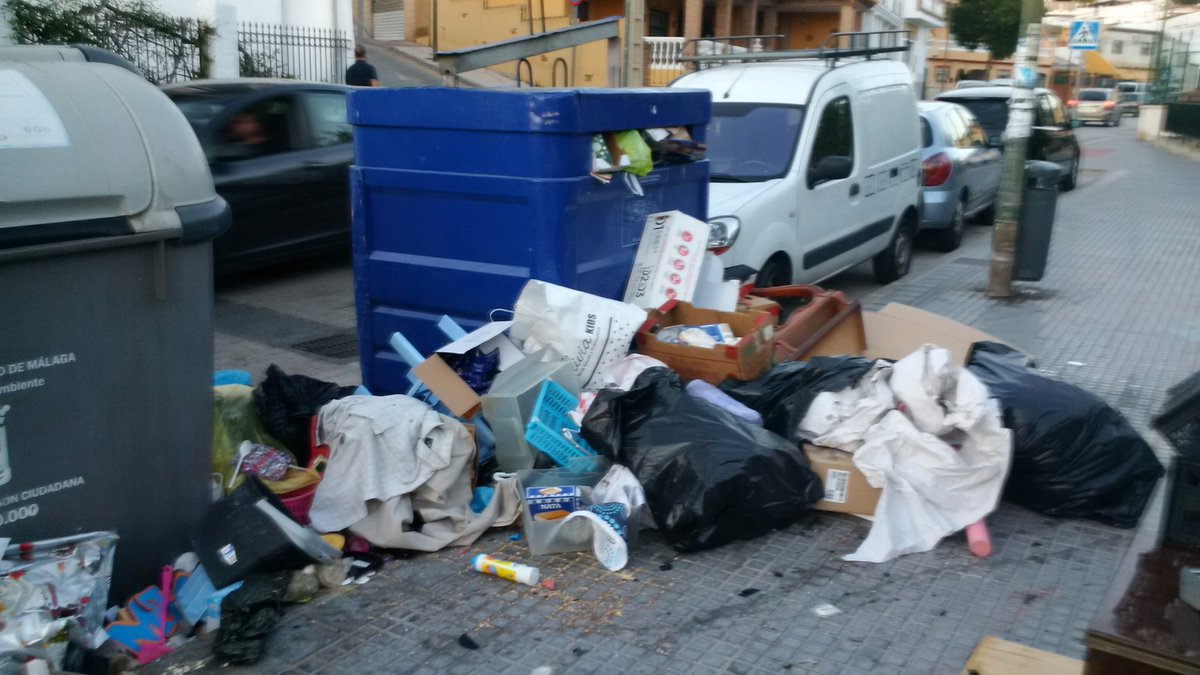 MalagaPor's tweet photo. @MalagaPor @BarriosMalaga @AscoMalaga @malaga @MLG_nofunciona @serdemalaga @BasuraEsBasura @pacodelatorrep @CenacheroCabrea @apadrina1mueble @OrgullodeMalaga @MalagaSucia @QuejasMalaga @CuidameMalaga @nofuncionaMLG @AquiMalaga 

Puerto de la Torre ... ahora mismo! https://t.co/sdSkJmfqOa