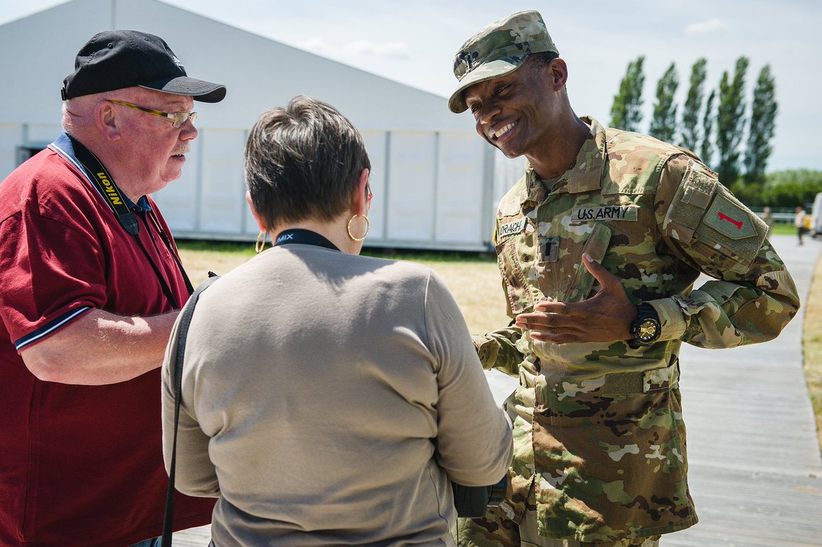 USArmyEURAF's tweet photo. #Partnerships: A #DDay75 thank you to the town of #Carentan 🇫🇷, and to the Mayor Jean-Pierre L'Honneur, for hosting our service members in their town #Allied2Win #ArmyTeam @USEmbassyFrance @USAmbFrance @82ndABNDiv @101stAASLTDIV @USArmy https://t.co/8iqtGjzXve