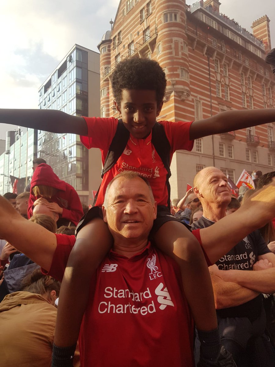 Moving_Unit's tweet photo. During the parade today my dad helped a little lad so he could see the trophy. Just look how much it means to him!

PLEASE RETWEET to help find who this lad is so we can send the amazing pics to him and his dad.

@JamesPearceEcho @paul_tomkins @TheAnfieldWrap @TheRedmenTV https://t.co/SRvP14Wfsm
