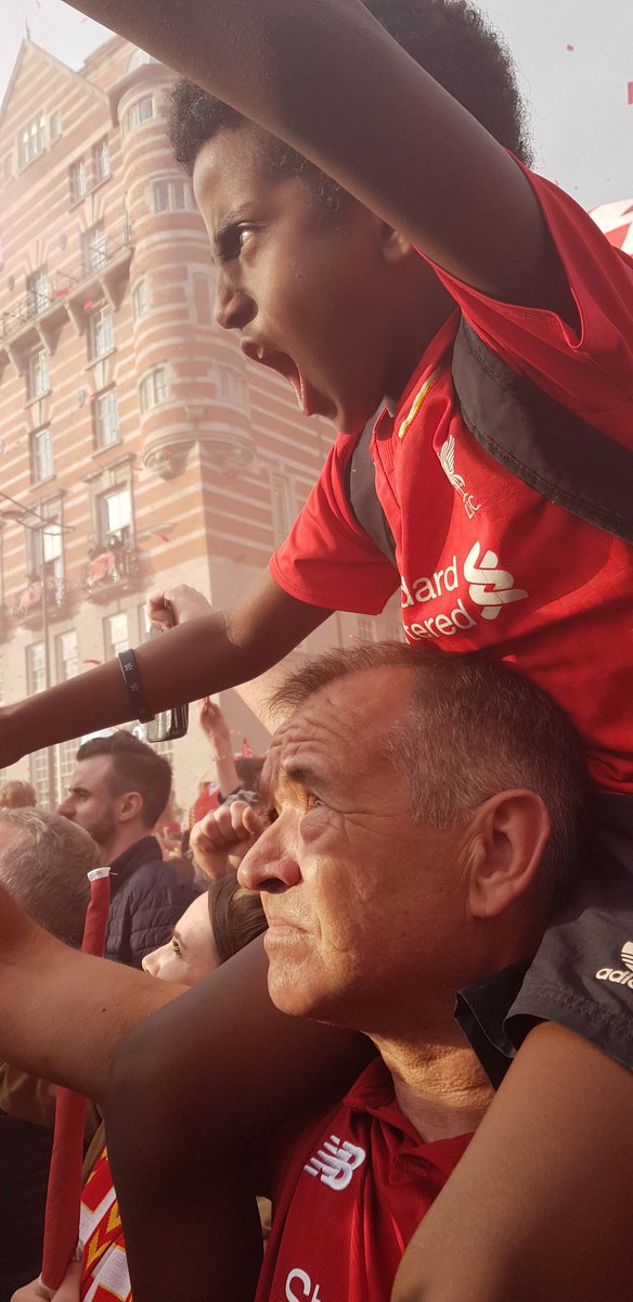 Moving_Unit's tweet photo. During the parade today my dad helped a little lad so he could see the trophy. Just look how much it means to him!

PLEASE RETWEET to help find who this lad is so we can send the amazing pics to him and his dad.

@JamesPearceEcho @paul_tomkins @TheAnfieldWrap @TheRedmenTV https://t.co/SRvP14Wfsm
