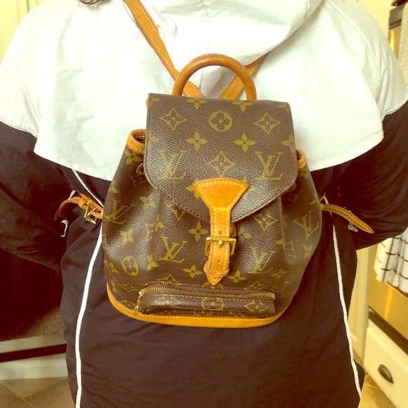 OmoRobbi's tweet photo. So good I had to share! Check out all the items I'm loving on @Poshmarkapp #poshmark #fashion #style #shopmycloset #rubyrox #laurenralphlauren #louisvuitton: https://t.co/IqTziHgJzG https://t.co/hGlXUFyNrO