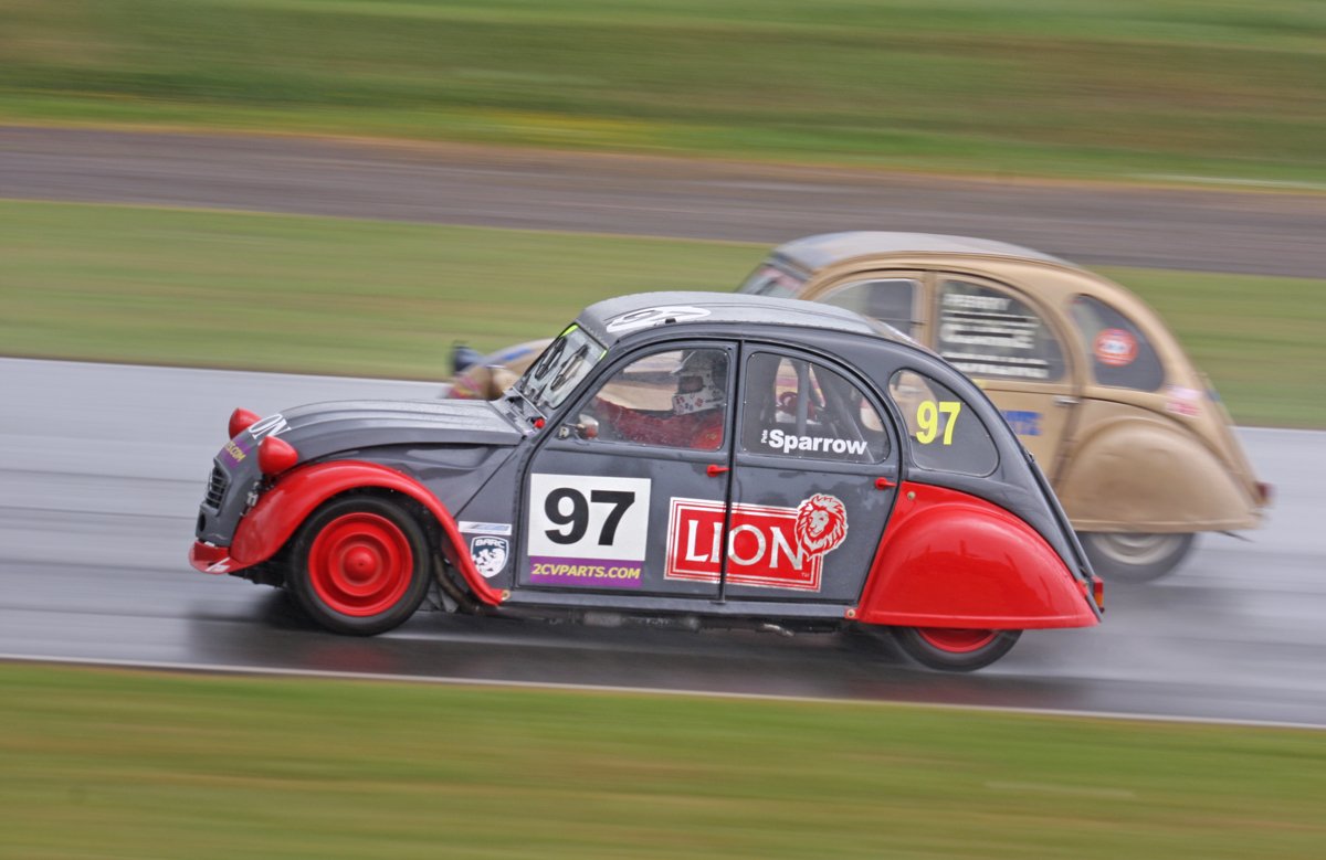 A few fast 2CV's from Mallory Park last weekend.