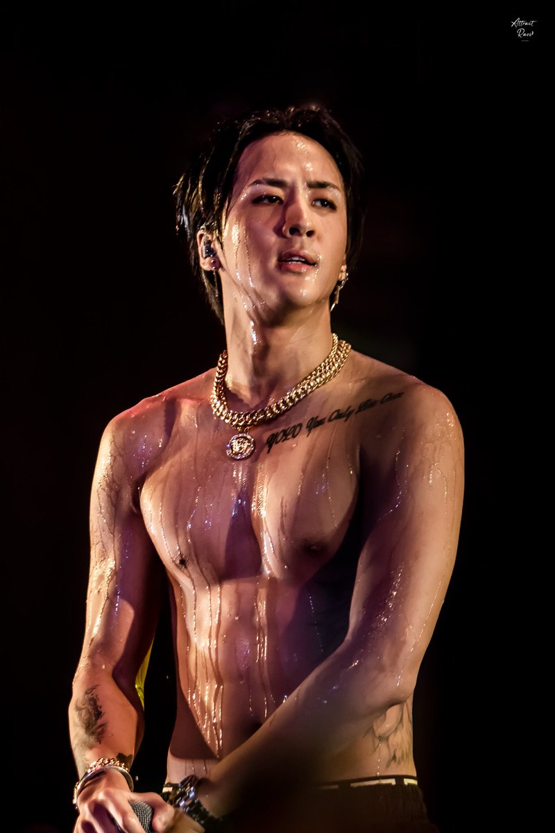 ZAfangirl's tweet photo. BAD IDEA:
Checking Twitter while you're in the TV room with 10 family members.
YOU: *Sees this picture and freaks out internally*
But have to keep yourself from squealing and drooling in front of your mother.
I'm over 30 but she'll still judge me....
#KPop #KPopProblems https://t.co/k9b8H44MmG