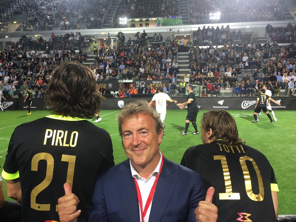 angelomangiante's tweet photo. Bordocampo tra #Totti e #Pirlo...poteva andare peggio stasera...:)
Serata fantastica, piena di campioni
live @SkySport #NottedeiRe https://t.co/Wb0z9h6eXP