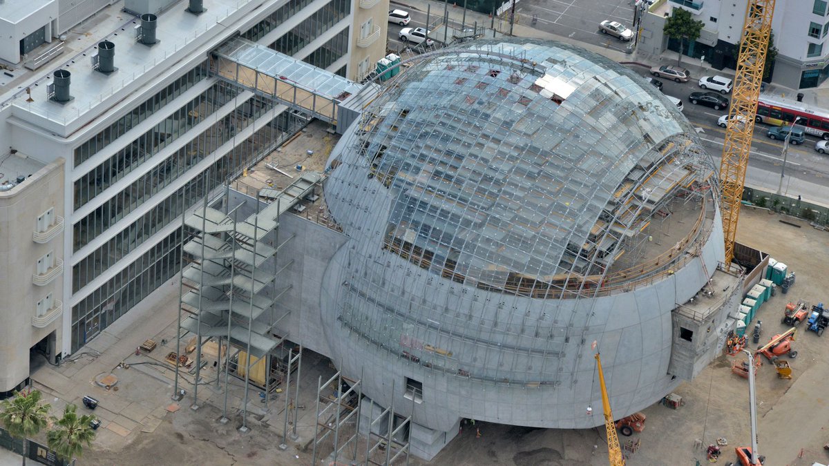 AcademyMuseum's tweet photo. Architects at @RPBWARCHITECTS designed the Sphere Building's glass dome to overlap with its concrete body as a purposeful interaction between the airy glass and the heavy concrete, another moment where light and shadow play against each other throughout the Museum's spaces. https://t.co/3BlynZwVrB