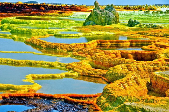 TodoDeMiedo's tweet photo. El verdadero infierno terrenal es el desierto de Danakil, en Etiopía. Uno de los lugares más calientes. Casi sin oxígeno, comprende largos tramos donde el piso se ha fundido dando lugar a lagos de azufre y aceite. Saturado de gases venenosos es zona de gran actividad volcánica. https://t.co/He8fjVnK6A