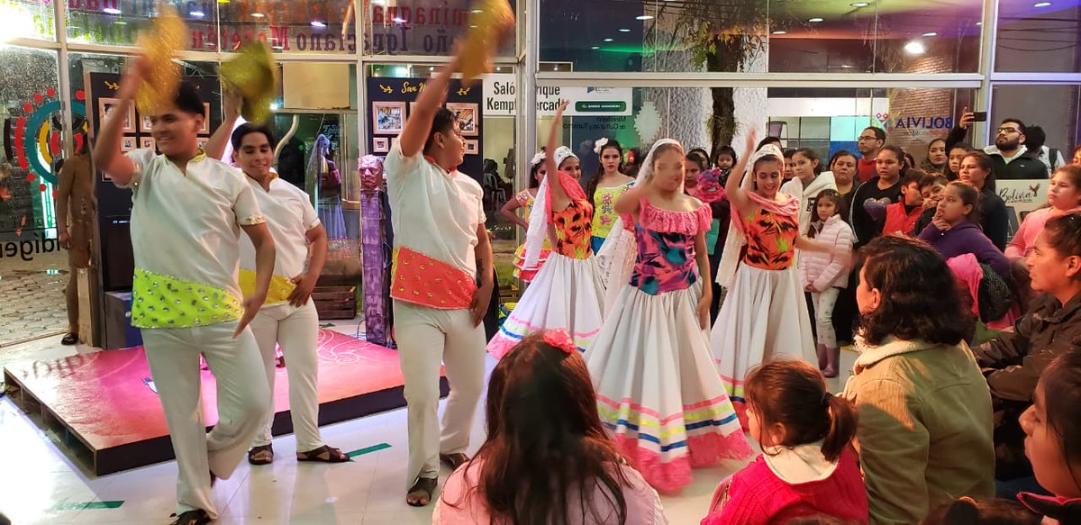 CulturasBolivia's tweet photo. #AHORA en la Feria Internacional del Libro (FIL) Santa Cruz - 2019 el Ministerio de Culturas y Turismo presenta danzas típicas de esta ciudad, acompañadas de leyendas de antaño. https://t.co/IBbeJElL3K