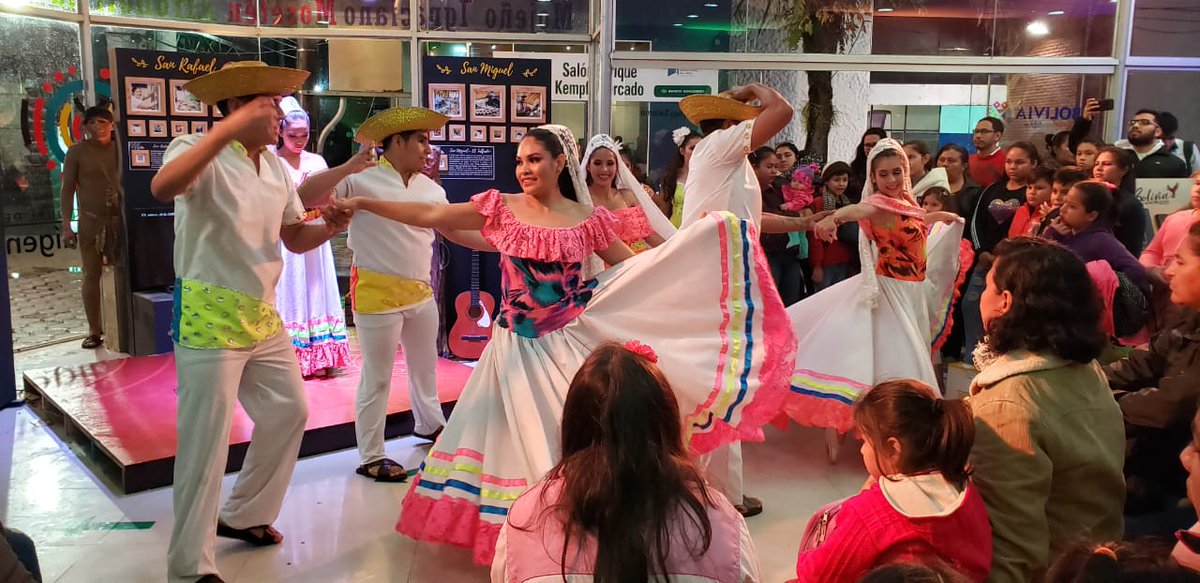 CulturasBolivia's tweet photo. #AHORA en la Feria Internacional del Libro (FIL) Santa Cruz - 2019 el Ministerio de Culturas y Turismo presenta danzas típicas de esta ciudad, acompañadas de leyendas de antaño. https://t.co/IBbeJElL3K