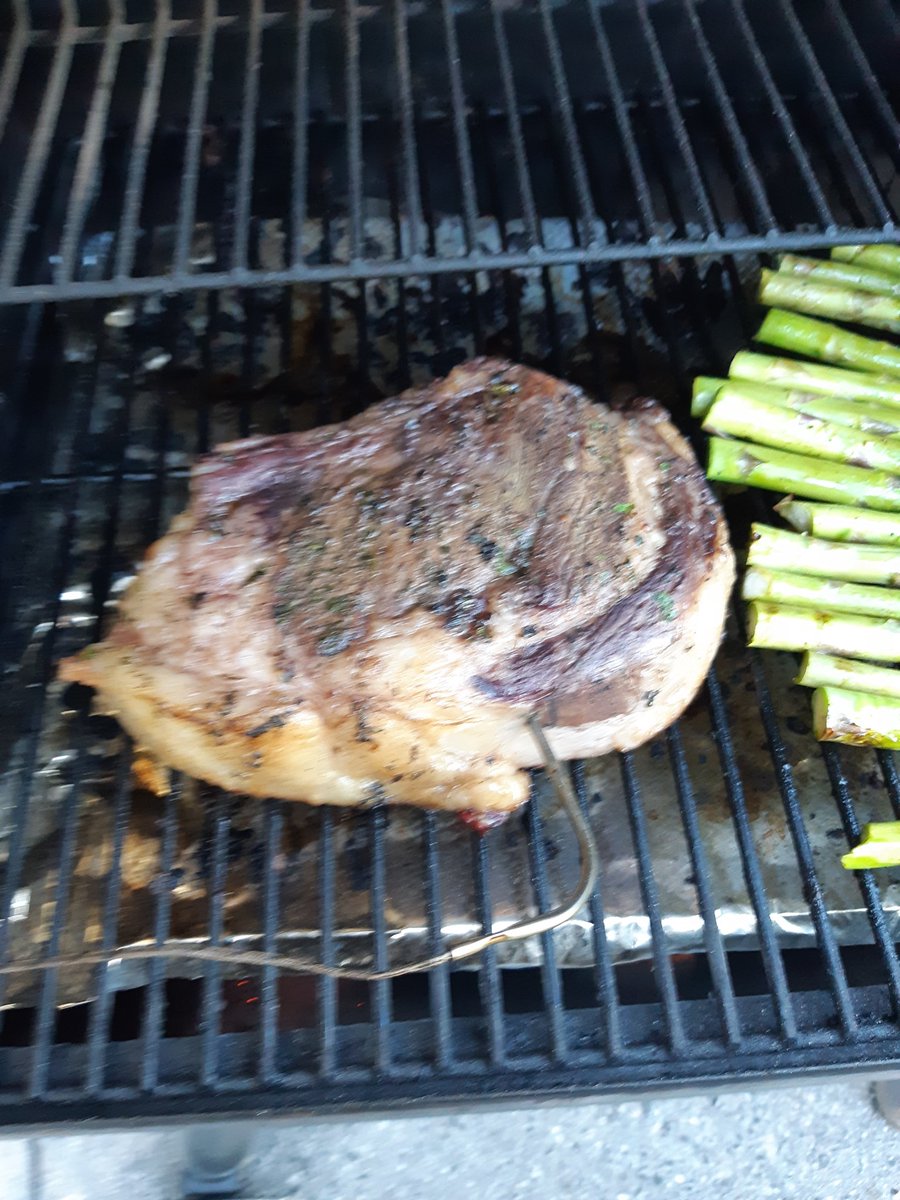 cfletch17's tweet photo. Fantastic Sunday dinner thanks to Sweet Beast roast recommendation #farmtotable #ptborocks #traegersmoking https://t.co/juuGSH0LO9