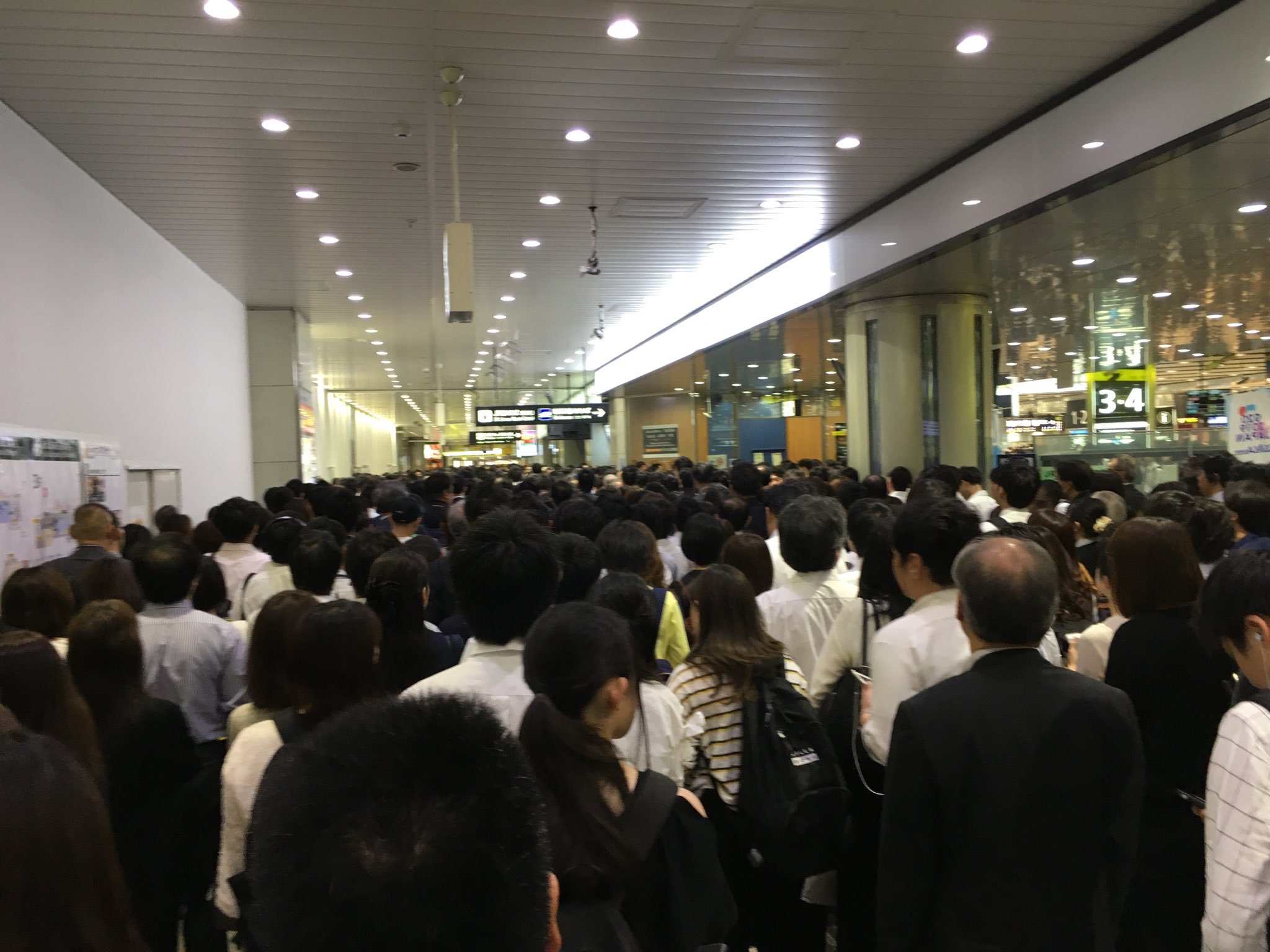 長居駅の人身事故で御堂筋線が大混雑している画像