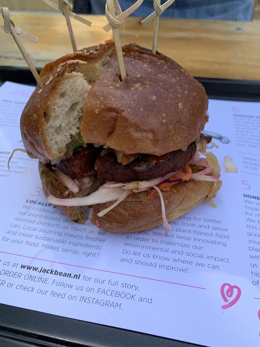 BuikvRotterdam's tweet photo. Winnaar in de categorie homemade patty was @jackbeanfood met de eerste oogst van @RotterZwam. Tweede werd Who This Freddy en derde @TerMarschCoRtd https://t.co/Zf1YjnRBYb