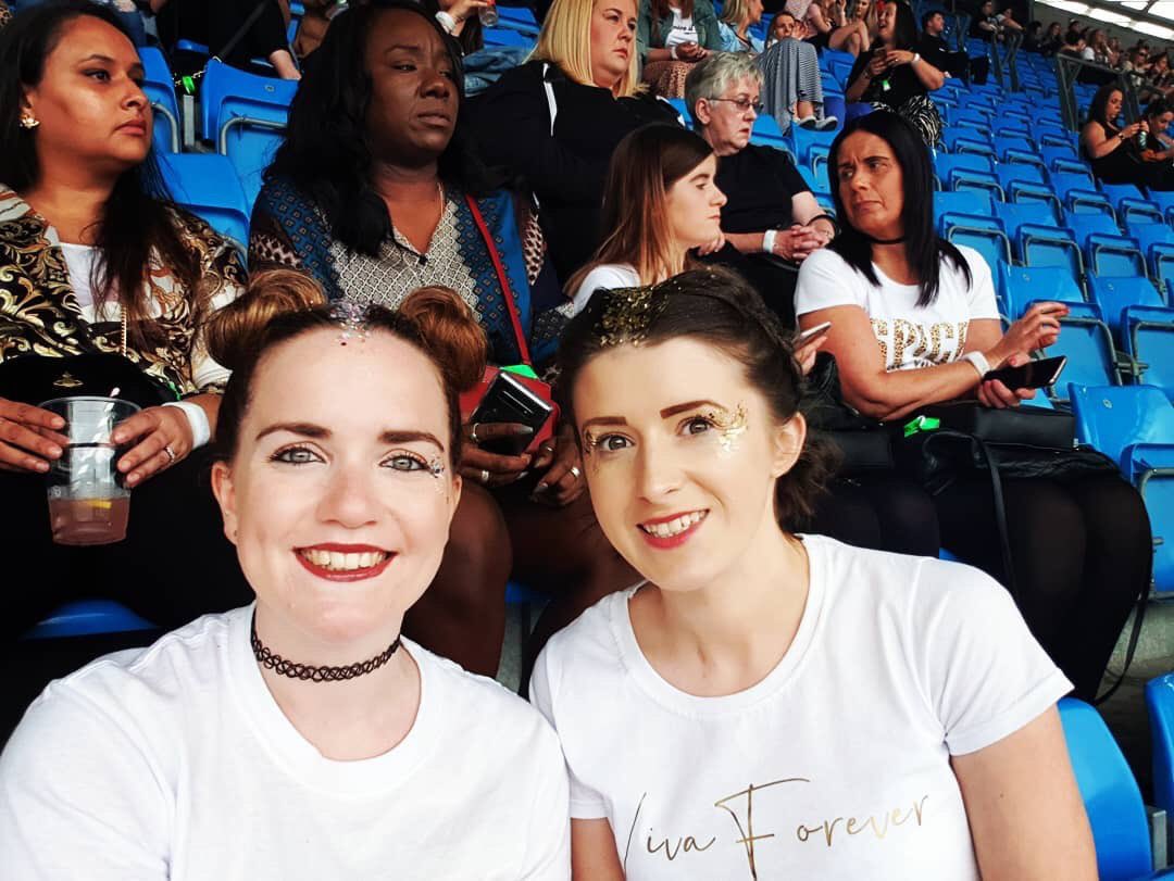 LauLatt's tweet photo. Colours of the world... SPICE UP YOUR LIFE!🇬🇧✌️💃 thank you to my girls and to @spicegirls for a top class night! #nailedit #stillgotit #spicegirlsmanchester #spicegirlstour2019 #dreamcometrue #relivingourchildhood #90’skid https://t.co/t9FVh9Cd2e