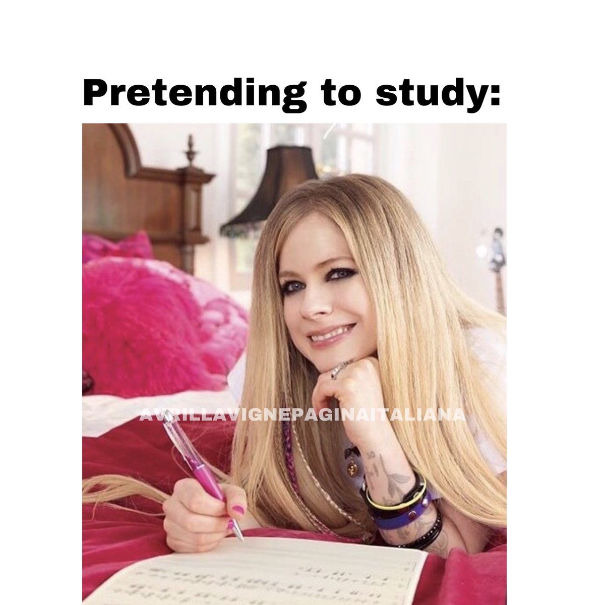 avrilpaginaita's tweet photo. This is us, pretending to study 💗 thank u next #avrillavigne #potoshoot #meme #blonde #ThankUNext @AvrilLavigne https://t.co/Qq4XMc4FZU