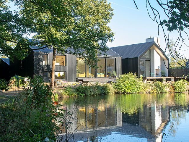 #SundayFunday: Take a minute or two to tour these near identical self build homes and admire the savvy, low cost design ideas, as featured in the 2018 series of Grand Designs 👌🏡
bit.ly/granddesignstw…