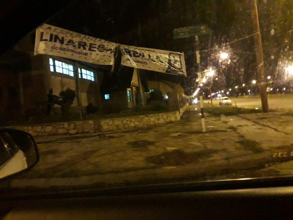 FloriAversa's tweet photo. TAMBIÉN ROMPIERON NUESTROS PASACALLES. 
Este fin de semana rompieron y sacaron pasacalles de @sergioongarato y también los de @Norma20191 y @LinaresCR2019 https://t.co/wLT82zP4Cl