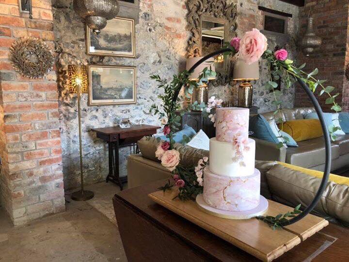 A great day today at <a href="/HillmountHouse/">Hillmount House</a> wedding fair showcasing some wedding cakes and my new #cakehoop stand. Available to hire!