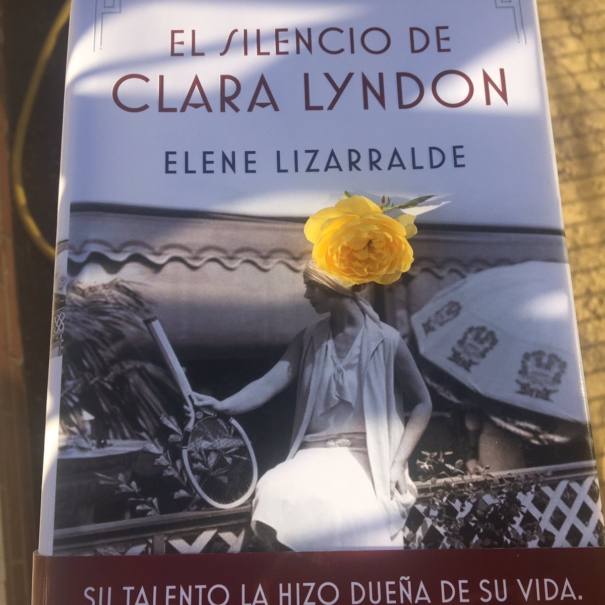 EleneLizar's tweet photo. Nuevamente sentí que las lágrimas acudían a mis ojos y que esta vez no podía detenerlas, resbelaban en silencio, desprendiéndome con cada una de ellas de una pizca de pesar y vergüenza. 
#elsilenciodeclaralyndon 
.
#amoescribir #pelotari #lecturarecomendada #librorecomendado https://t.co/l9MDv99M6e