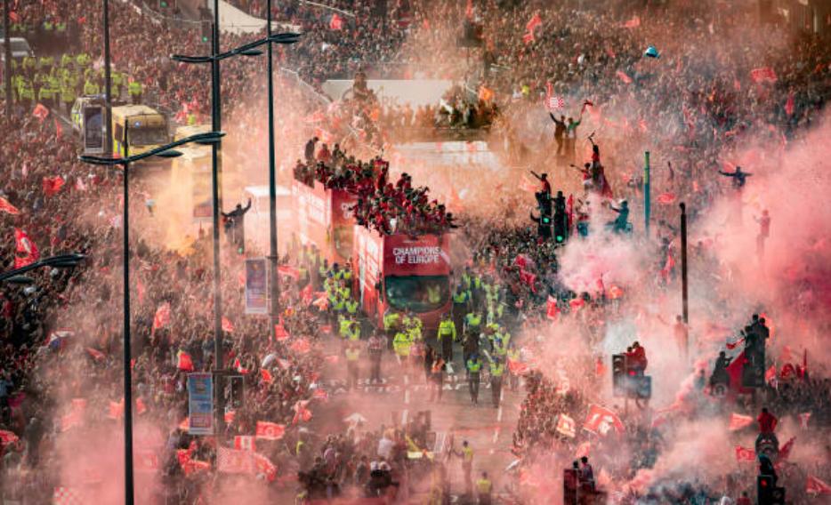 MelissaReddy_'s tweet photo. An image for the ages. 
Over 750,000 people lined the streets of Liverpool to celebrate the champions of Europe. Unreal. https://t.co/hHNTwqVRRW
