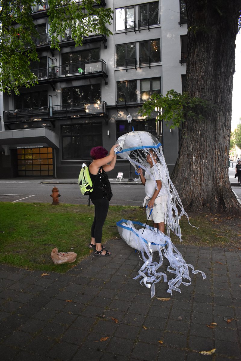 MsArielKnox's tweet photo. Behind the scenes and meet & greet pics are up on our Facebook page for all you #llamaniacs out there. Caesar had a blast and gave great snuggles to all.
#llamasforprogress #starlightparade #weirdportlandunited #llamallove #ihuggedcaesar #charityllama #imwiththellama #pdxllama https://t.co/cZJ0iJkAke