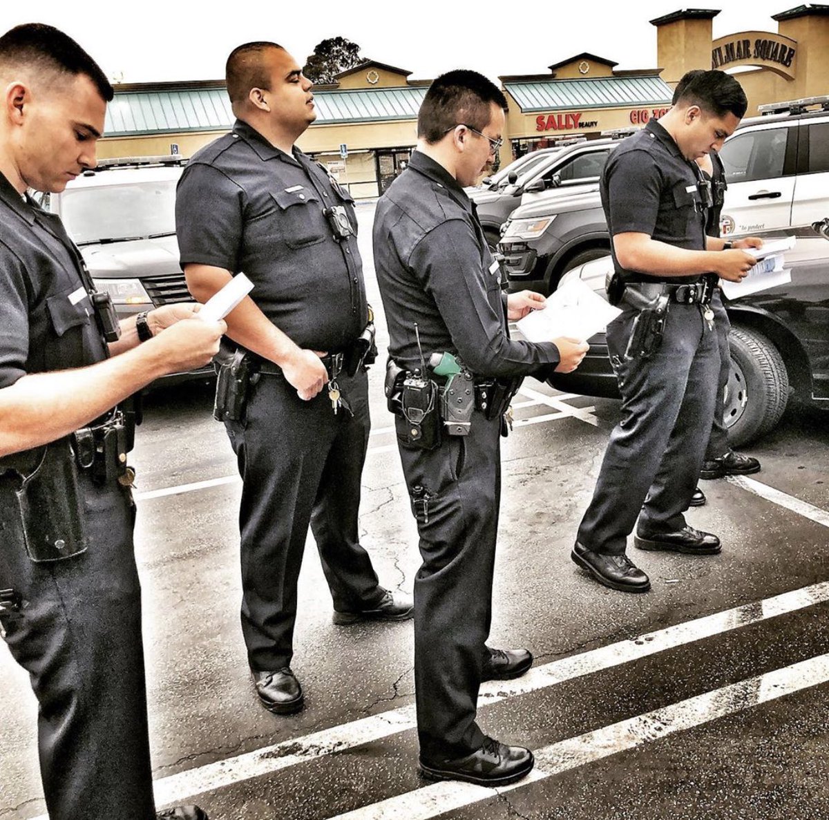 LAPDMission's tweet image. Happy Sunday everyone. Mission area officers at a street roll call. Ready to go out and serve your community. 🇺🇸👮🏻‍♂️☁️ #Daywatch @CaptainCortez1 @Lapd_Smith114 @LAPD_ARCOS @LapdWoodyard @LAPDOVB @LAPDChiefMoore
