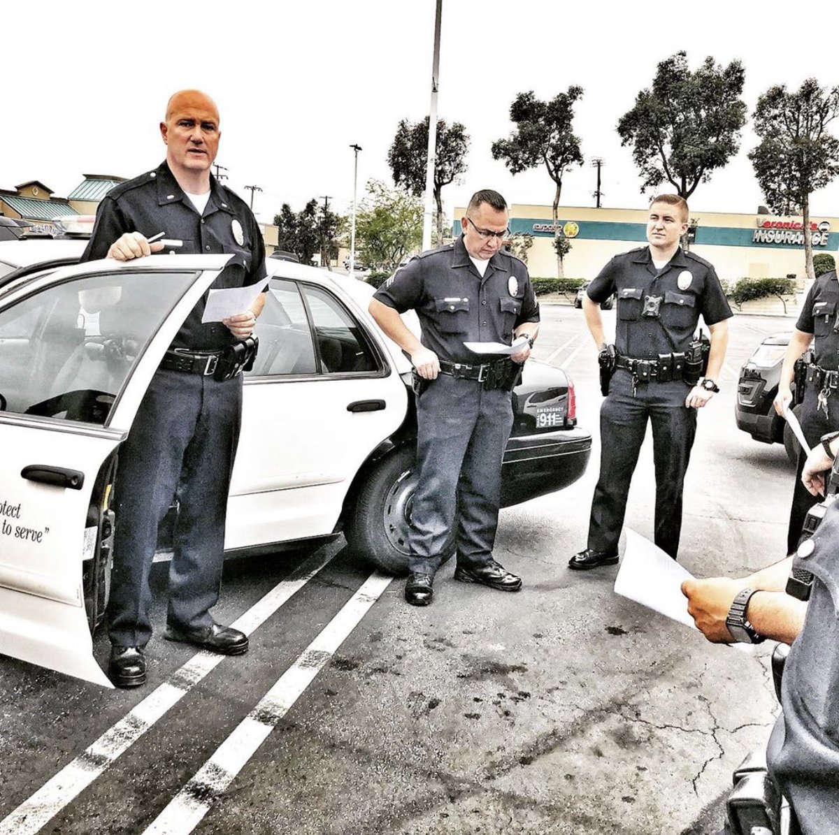 LAPDMission's tweet image. Happy Sunday everyone. Mission area officers at a street roll call. Ready to go out and serve your community. 🇺🇸👮🏻‍♂️☁️ #Daywatch @CaptainCortez1 @Lapd_Smith114 @LAPD_ARCOS @LapdWoodyard @LAPDOVB @LAPDChiefMoore
