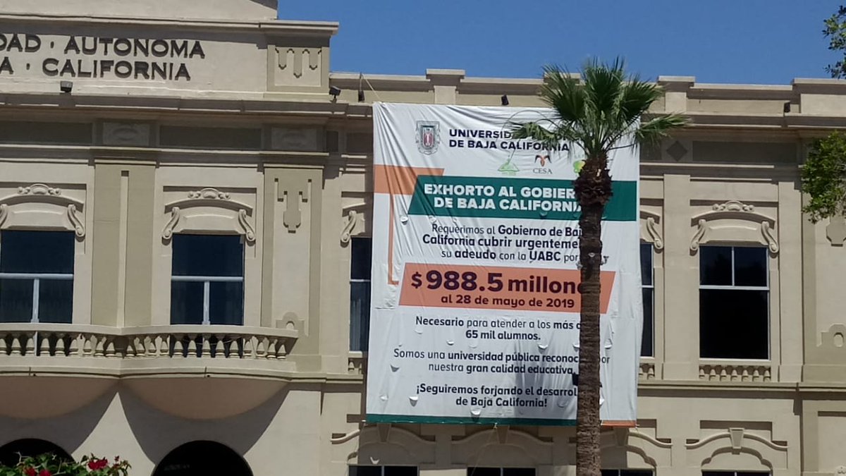 ELOBRADOR8's tweet photo. ¿Y como por qué justamente hoy la @UABC_oficial  en Mexicali saca su manta del adeudo 🤔 Pues a quién quieren favorecer? 

#NiUnVotoAMorena #MorenaNoSabeGobernar #MorenaEsCorrupción https://t.co/xVRMakJUEX